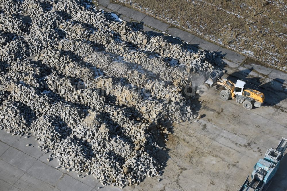 Luftaufnahme Werneuchen - Abriß, Abbruch- und Entsiegelungs- Arbeiten an den Betonflächen der ehemaligen Abstellflächen und Rollfelder des Flugplatz in Werneuchen im Bundesland Brandenburg