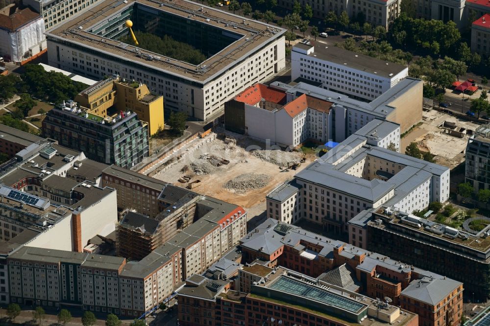 Berlin aus der Vogelperspektive: Abriß, Abbruch- und Entsiegelungs- Arbeiten an den Betonflächen des ehemaligen Büro- und Geschäftshaus der Bundesanstalt für Immobilienaufgaben im Ortsteil Mitte in Berlin, Deutschland