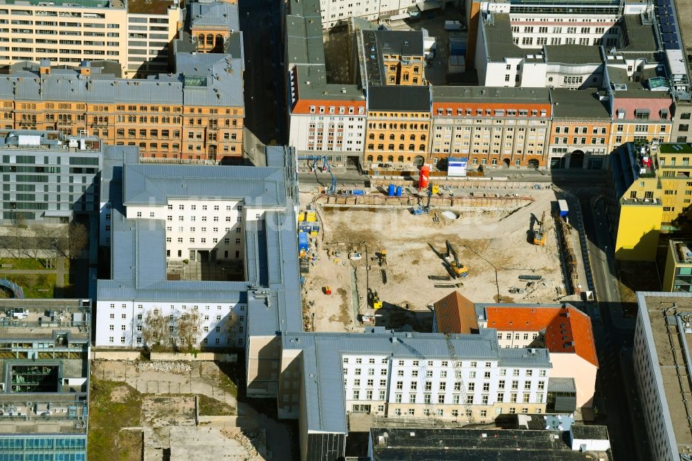 Luftaufnahme Berlin - Abriß, Abbruch- und Entsiegelungs- Arbeiten an den Betonflächen des ehemaligen Büro- und Geschäftshaus der Bundesanstalt für Immobilienaufgaben im Ortsteil Mitte in Berlin, Deutschland