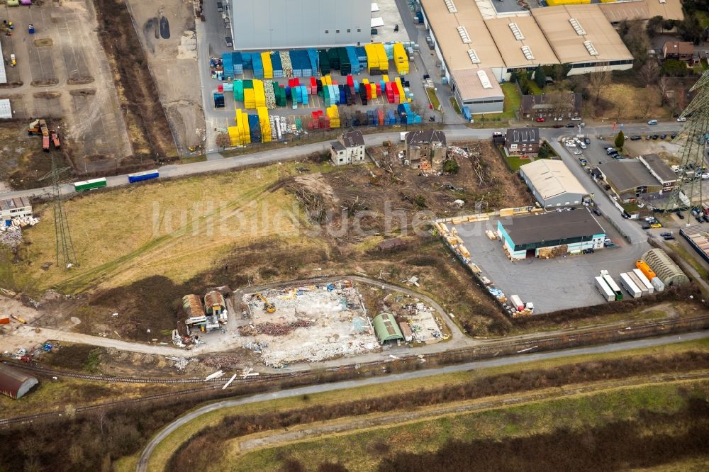 Duisburg aus der Vogelperspektive: Abriß, Abbruch- und Entsiegelungs- Arbeiten an den Betonflächen des ehemaligen Firmengelände an der Rheinstraße in Duisburg im Bundesland Nordrhein-Westfalen, Deutschland