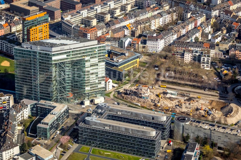 Düsseldorf aus der Vogelperspektive: Abriß, Abbruch- und Entsiegelungs- Arbeiten an den Betonflächen des ehemaligen Geschäftshaus an der Völklinger Straße in Düsseldorf im Bundesland Nordrhein-Westfalen, Deutschland