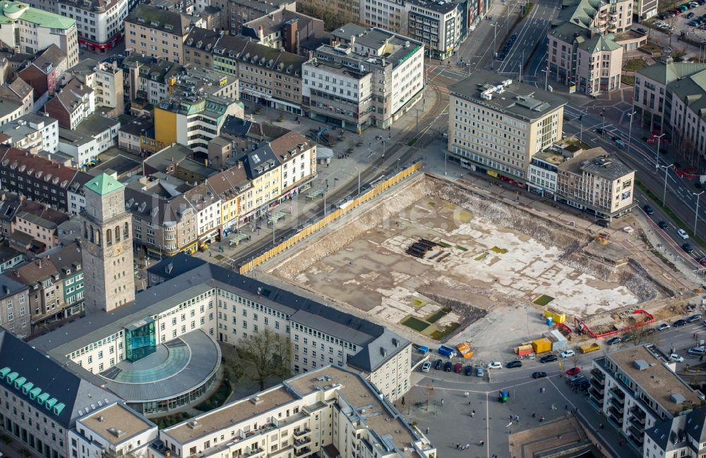 Mülheim an der Ruhr aus der Vogelperspektive: Abriß, Abbruch- und Entsiegelungs- Arbeiten an den Betonflächen des ehemaligen Karstadt- Kaufhauses an der Schlossstraße - Schollenstraße - Friedrich-Ebert-Allee in Mülheim an der Ruhr im Bundesland Nordrhein-Westfalen