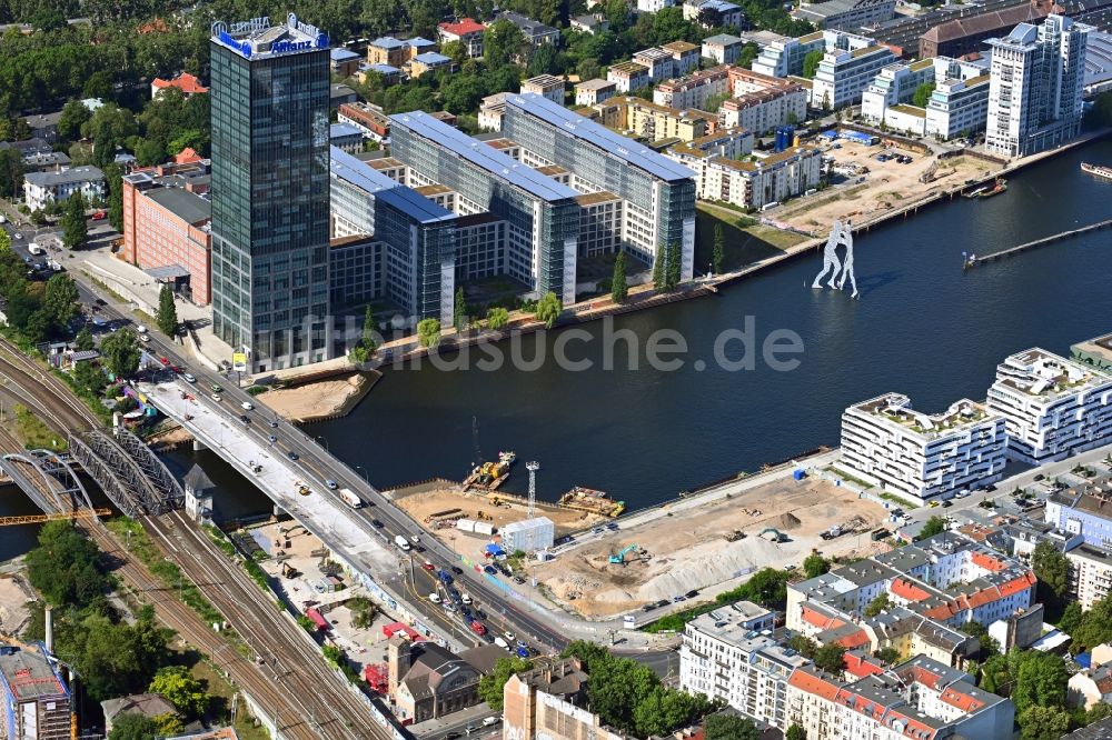 Berlin von oben - Abriß, Abbruch- und Entsiegelungs- Arbeiten an den Betonflächen im ehmaligen Osthafen in Berlin, Deutschland