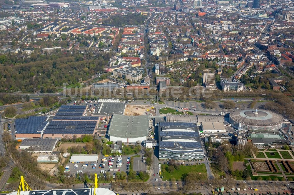 Dortmund aus der Vogelperspektive: Abriß, Abbruch- und Entsiegelungs- Arbeiten an den Betonflächen der Messe Westfalenhallen Dortmund - Eingang Nord am Rheinlanddamm in Dortmund im Bundesland Nordrhein-Westfalen