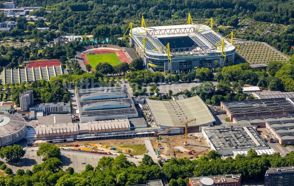 Dortmund von oben - Abriß, Abbruch- und Entsiegelungs- Arbeiten an den Betonflächen der Messe Westfalenhallen Dortmund - Eingang Nord am Rheinlanddamm in Dortmund im Bundesland Nordrhein-Westfalen