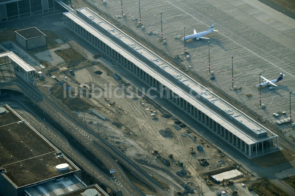 Luftbild Schönefeld - Abriß, Abbruch- und Entsiegelungs- Arbeiten an den Betonflächen der Parkflächen am Flughafen BER in Schönefeld im Bundesland Brandenburg, Deutschland