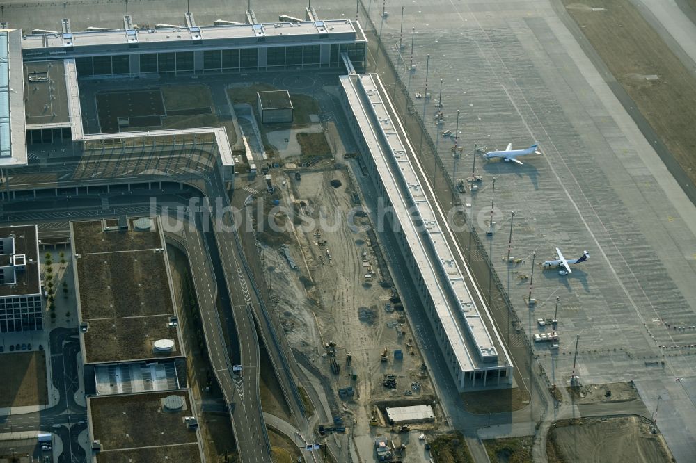 Luftaufnahme Schönefeld - Abriß, Abbruch- und Entsiegelungs- Arbeiten an den Betonflächen der Parkflächen am Flughafen BER in Schönefeld im Bundesland Brandenburg, Deutschland