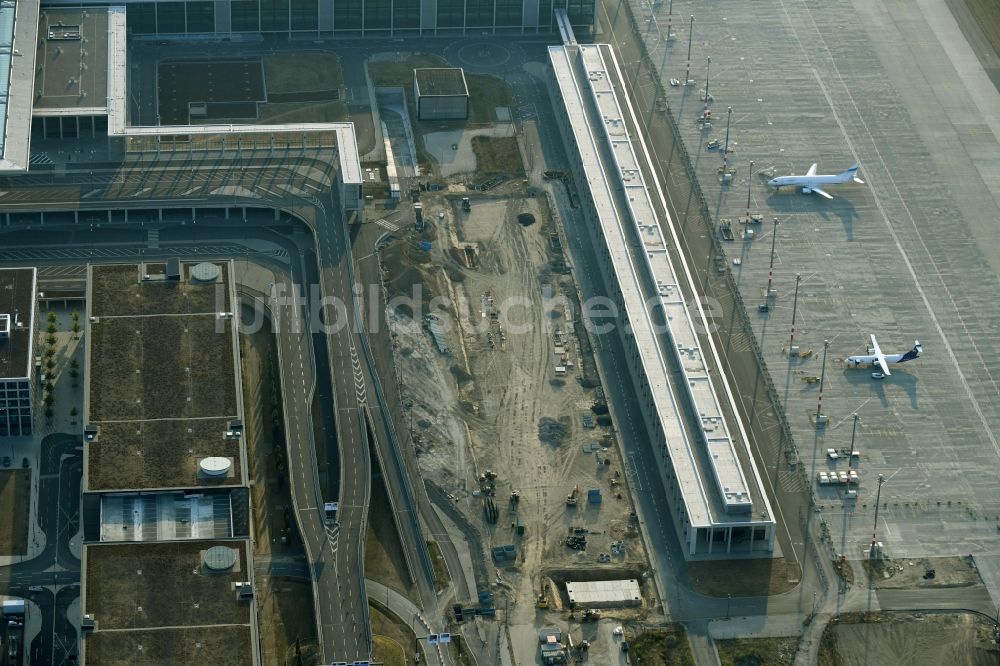 Schönefeld von oben - Abriß, Abbruch- und Entsiegelungs- Arbeiten an den Betonflächen der Parkflächen am Flughafen BER in Schönefeld im Bundesland Brandenburg, Deutschland