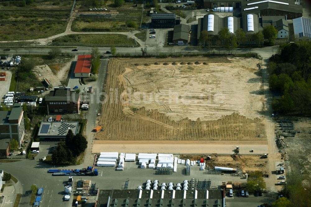 Luftaufnahme Rostock - Abriß, Abbruch- und Entsiegelungs- Arbeiten auf dem Gelände des ehemaligen Dieselmotorenwerks in Rostock im Bundesland Mecklenburg-Vorpommern, Deutschland