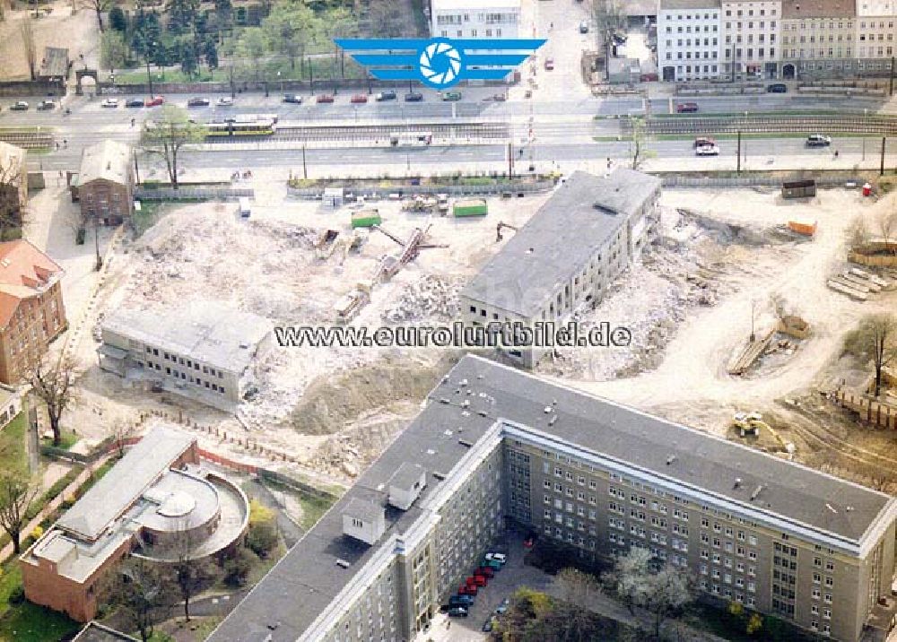 Berlin aus der Vogelperspektive: Abriß der alten Klinik im Bereich des Krankenhaus amk Friedrichshain in Berlin-Friedrichshain.