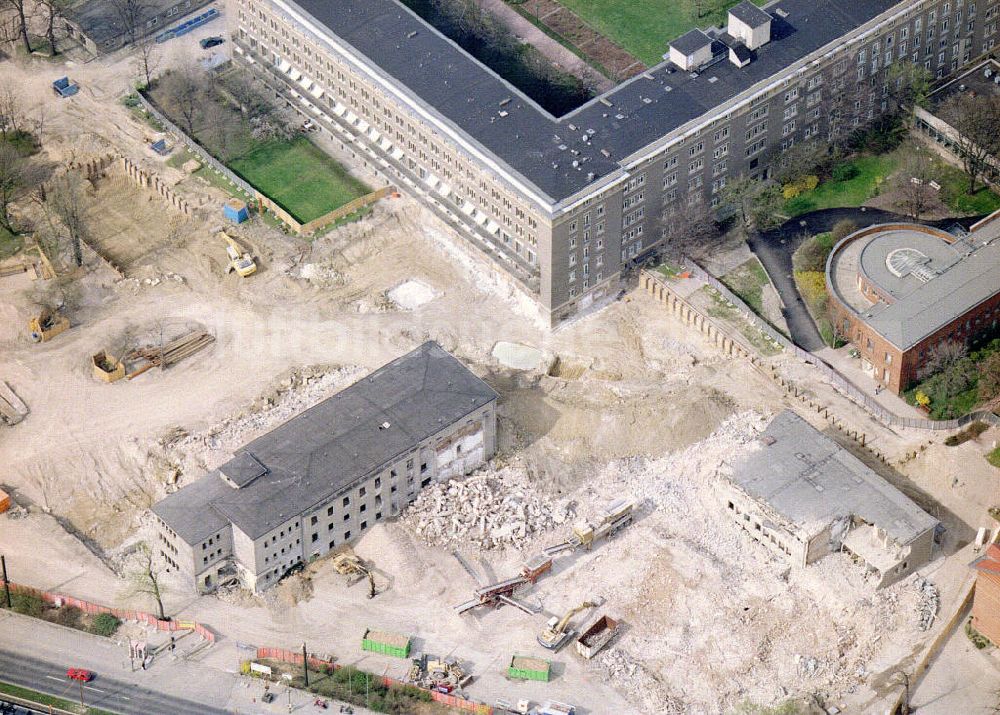 Berlin von oben - Abriß der alten Klinik im Bereich des Krankenhaus amk Friedrichshain in Berlin-Friedrichshain.