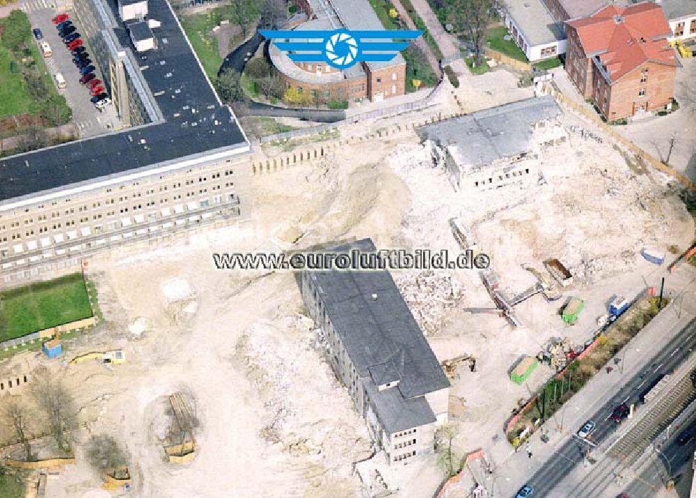 Berlin aus der Vogelperspektive: Abriß der alten Klinik im Bereich des Krankenhaus amk Friedrichshain in Berlin-Friedrichshain.