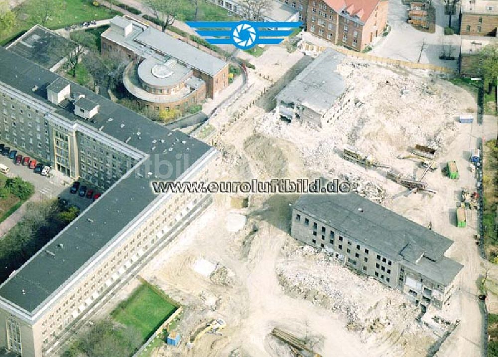 Luftbild Berlin - Abriß der alten Klinik im Bereich des Krankenhaus amk Friedrichshain in Berlin-Friedrichshain.