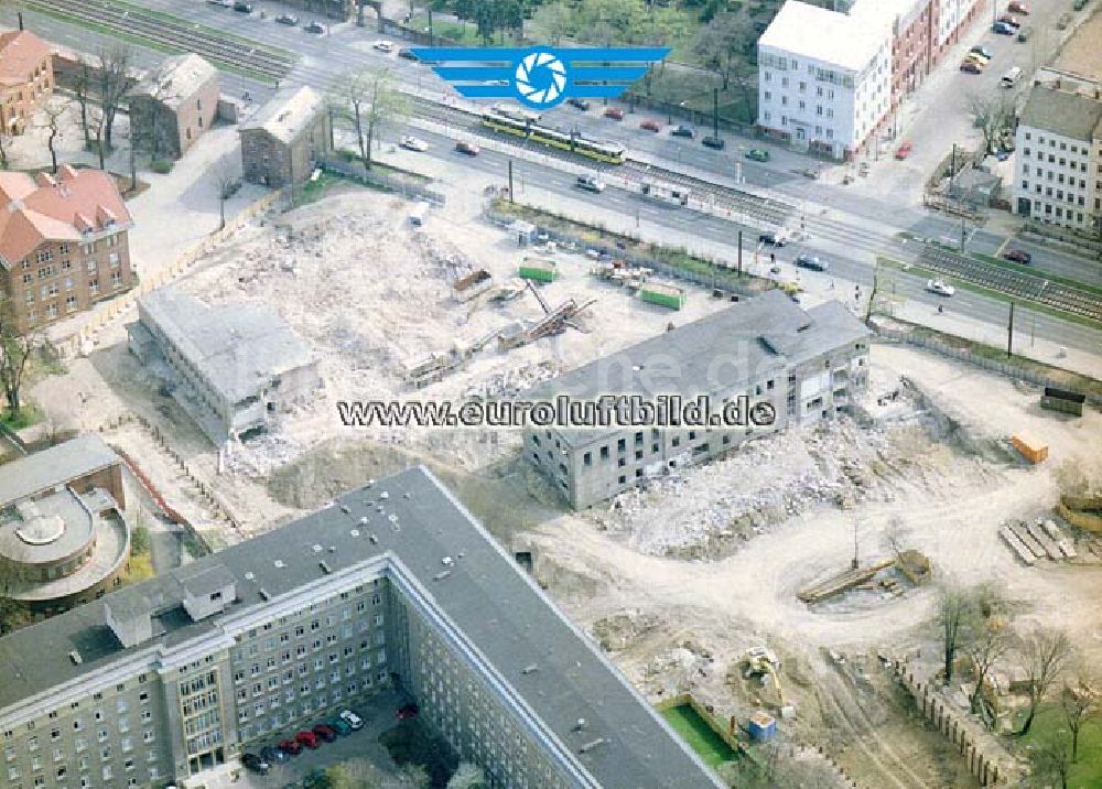 Berlin von oben - Abriß der alten Klinik im Bereich des Krankenhaus amk Friedrichshain in Berlin-Friedrichshain.