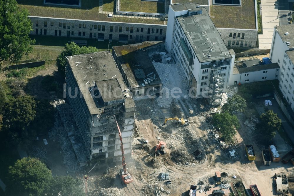 Hannover aus der Vogelperspektive: Abriss des alten Klinikgebäude des KRH Klinikum Siloah-Oststadt-Heidehaus in Hannover im Bundesland Niedersachsen