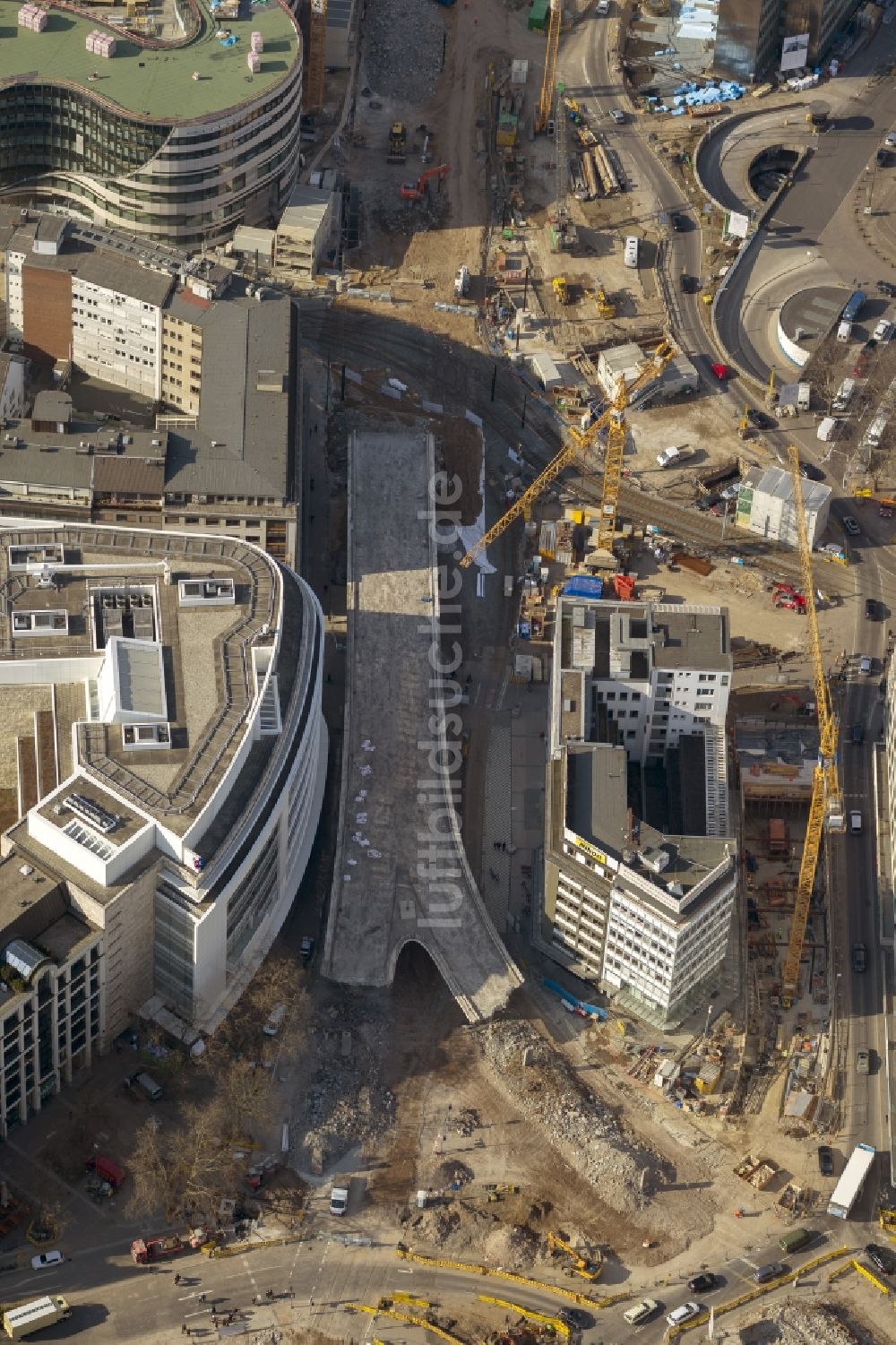 Luftaufnahme Düsseldorf - Abriß der alten Verkehrsführung und des Beton - Viaduktes Tausenfüßler in Innenstadt von Düsseldorf in Nordrhein-Westfalen