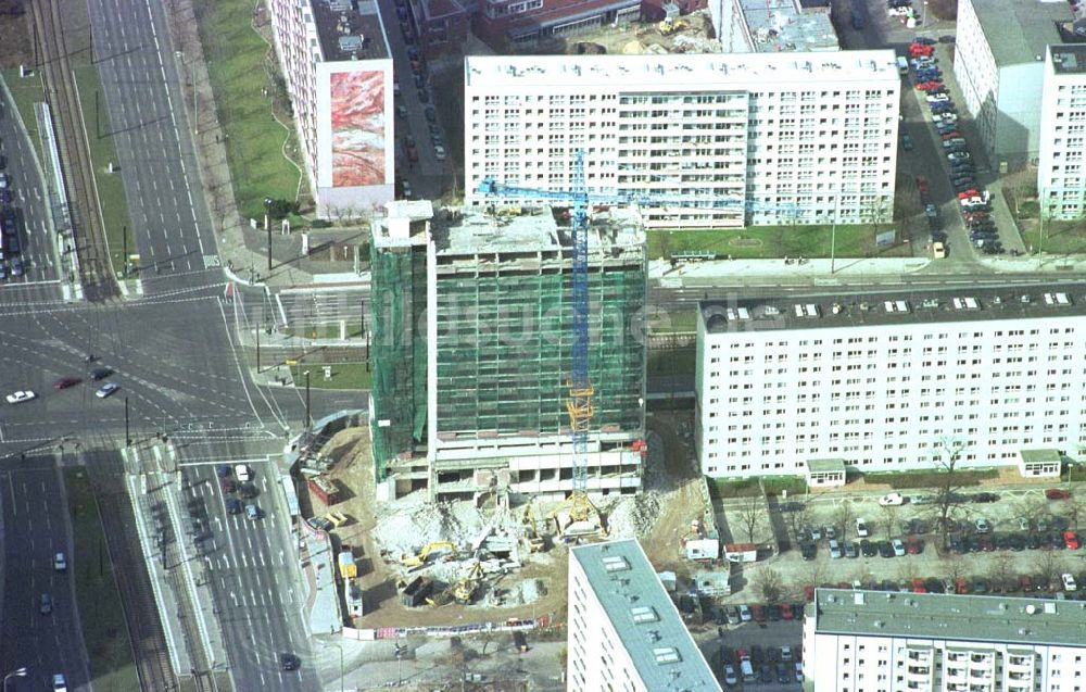 Berlin- Mitte aus der Vogelperspektive: Abriß des alten Wohnhauses an der Mollstraße in Berlin - Mitte. 11.03.02