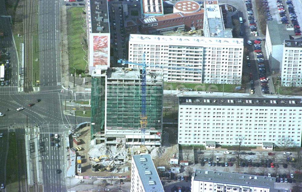 Luftaufnahme Berlin- Mitte - Abriß des alten Wohnhauses an der Mollstraße in Berlin - Mitte. 11.03.02