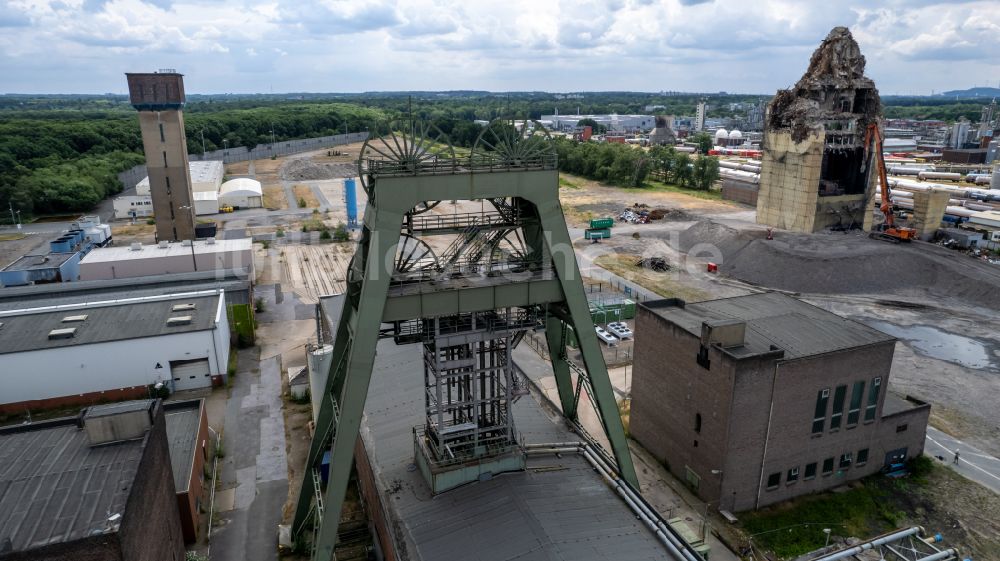 Luftaufnahme Marl - Abriss- Arbeiten an den Förderanlagen und Bergbau- Schacht- Anlagen am Förderturm Schacht 7 Bergwerk Auguste Victoria in Marl im Bundesland Nordrhein-Westfalen, Deutschland