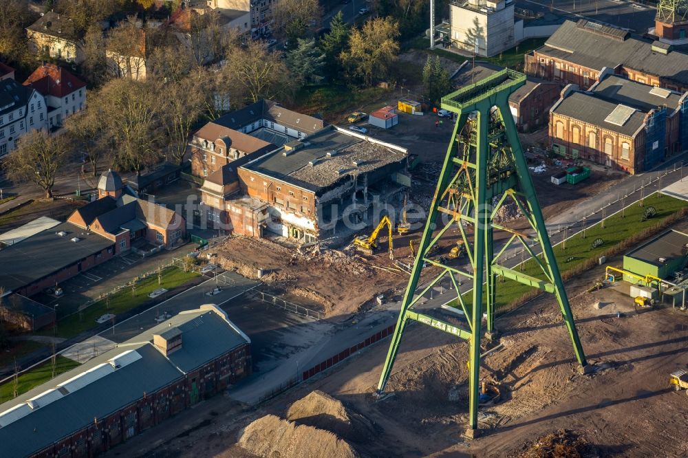 Dinslaken von oben - Abriss- Arbeiten an den Förderanlagen und Bergbau- Schacht- Anlagen am Förderturm - Zechenturm Lohberg in Dinslaken im Bundesland Nordrhein-Westfalen