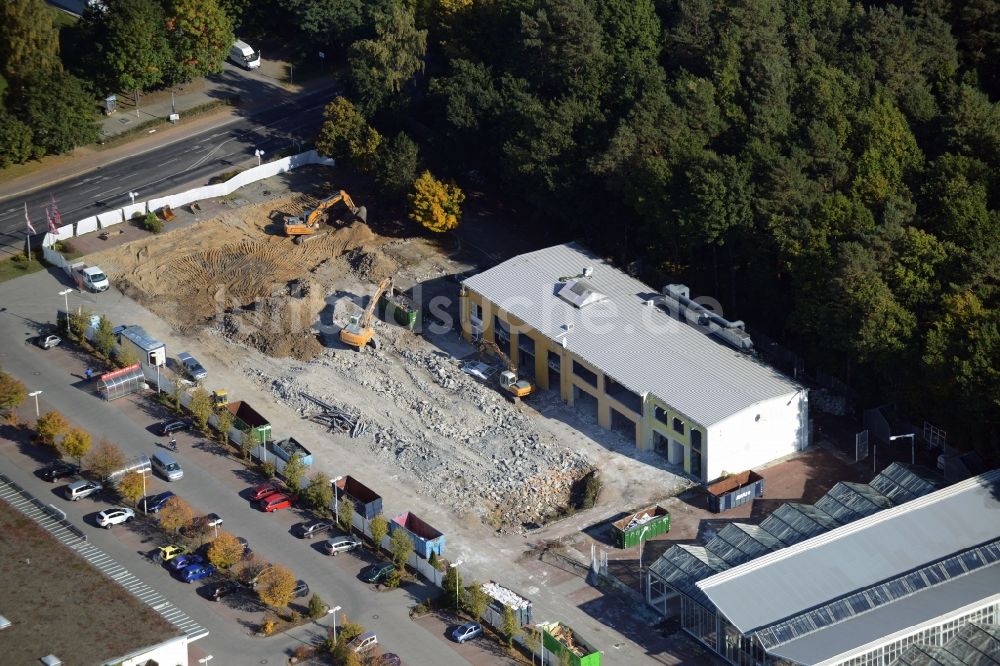 Luftaufnahme Hohen Neuendorf - Abriß- Arbeiten am Gelände des Einkaufszentrum am ehemaligen OBI - Baumarkt an der Schönfließer Straße in Hohen Neuendorf im Bundesland Brandenburg