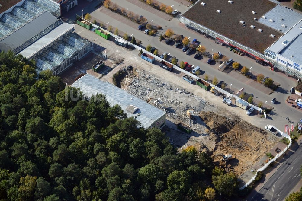 Luftaufnahme Hohen Neuendorf - Abriß- Arbeiten am Gelände des Einkaufszentrum am ehemaligen OBI - Baumarkt an der Schönfließer Straße in Hohen Neuendorf im Bundesland Brandenburg