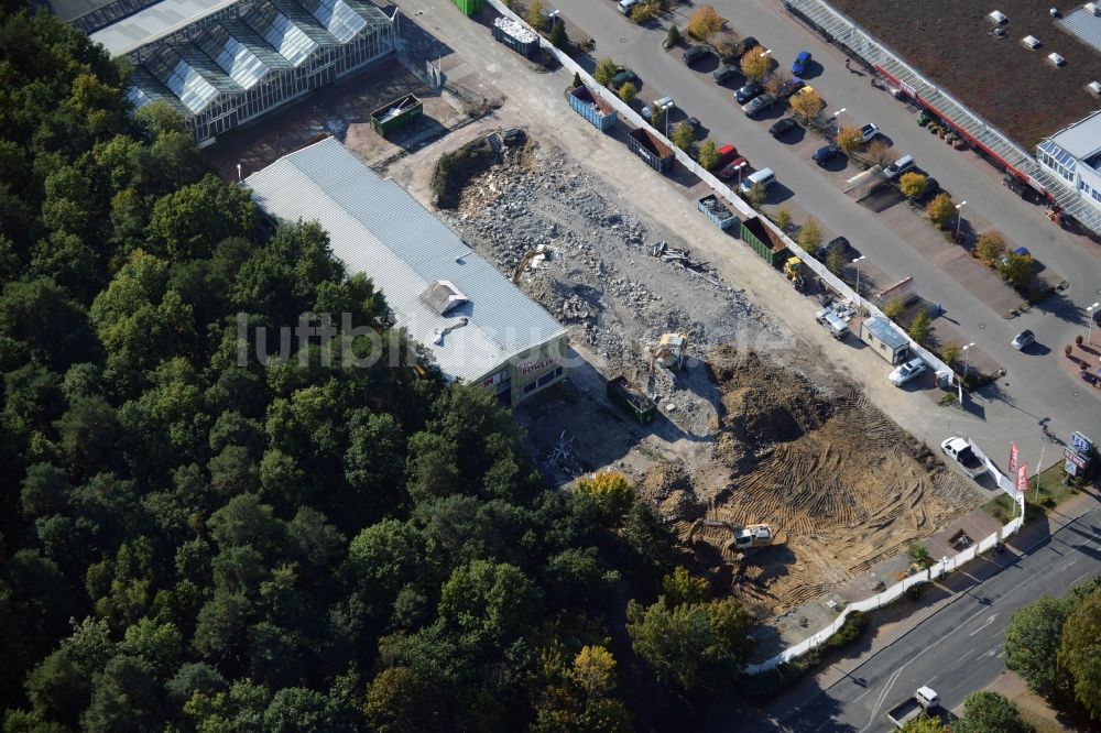 Hohen Neuendorf von oben - Abriß- Arbeiten am Gelände des Einkaufszentrum am ehemaligen OBI - Baumarkt an der Schönfließer Straße in Hohen Neuendorf im Bundesland Brandenburg