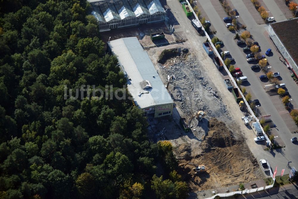 Hohen Neuendorf aus der Vogelperspektive: Abriß- Arbeiten am Gelände des Einkaufszentrum am ehemaligen OBI - Baumarkt an der Schönfließer Straße in Hohen Neuendorf im Bundesland Brandenburg