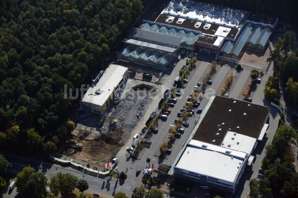 Hohen Neuendorf aus der Vogelperspektive: Abriß- Arbeiten am Gelände des Einkaufszentrum am ehemaligen OBI - Baumarkt an der Schönfließer Straße in Hohen Neuendorf im Bundesland Brandenburg