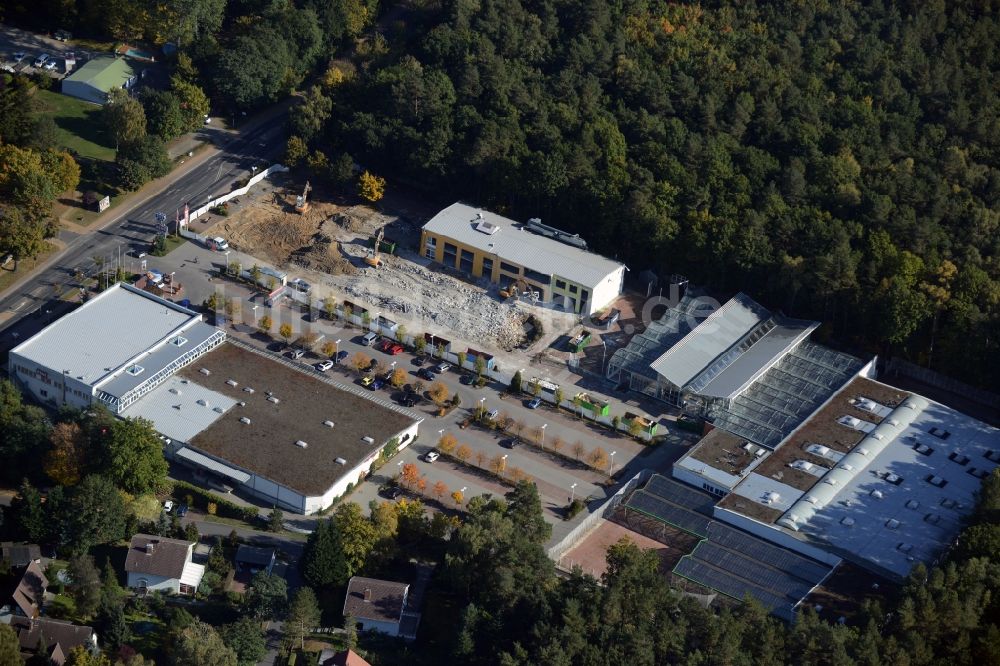 Hohen Neuendorf von oben - Abriß- Arbeiten am Gelände des Einkaufszentrum am ehemaligen OBI - Baumarkt an der Schönfließer Straße in Hohen Neuendorf im Bundesland Brandenburg