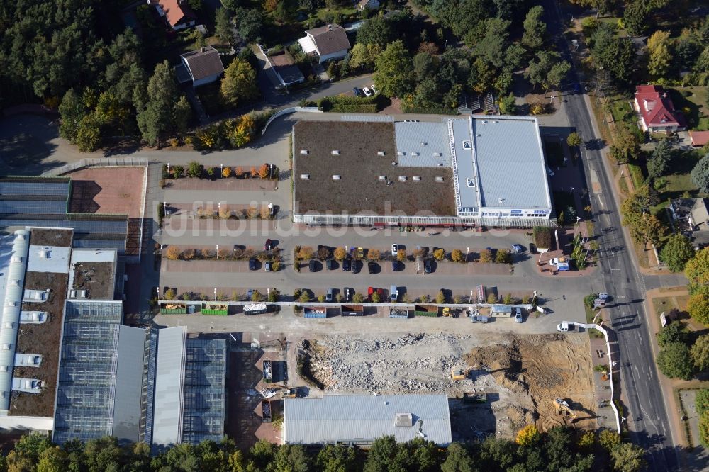 Luftbild Hohen Neuendorf - Abriß- Arbeiten am Gelände des Einkaufszentrum am ehemaligen OBI - Baumarkt an der Schönfließer Straße in Hohen Neuendorf im Bundesland Brandenburg