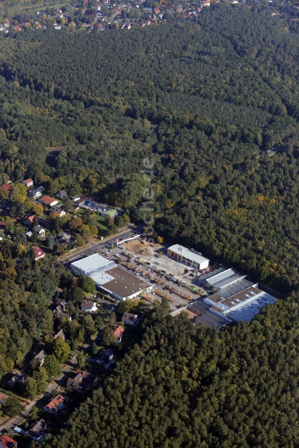 Luftaufnahme Hohen Neuendorf - Abriß- Arbeiten am Gelände des Einkaufszentrum am ehemaligen OBI - Baumarkt an der Schönfließer Straße in Hohen Neuendorf im Bundesland Brandenburg