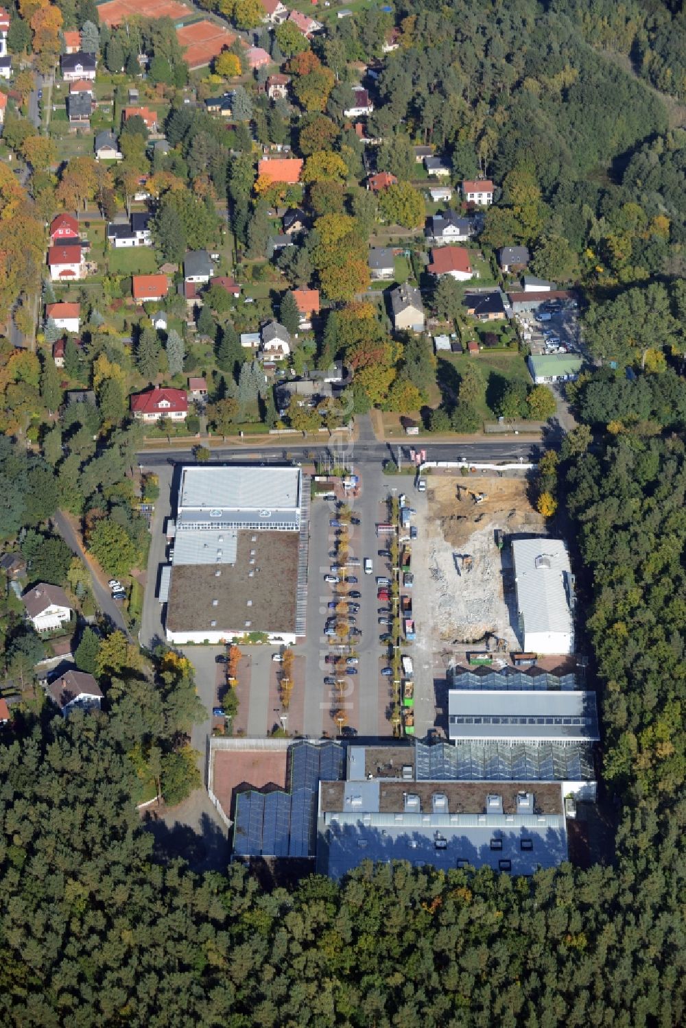 Hohen Neuendorf von oben - Abriß- Arbeiten am Gelände des Einkaufszentrum am ehemaligen OBI - Baumarkt an der Schönfließer Straße in Hohen Neuendorf im Bundesland Brandenburg