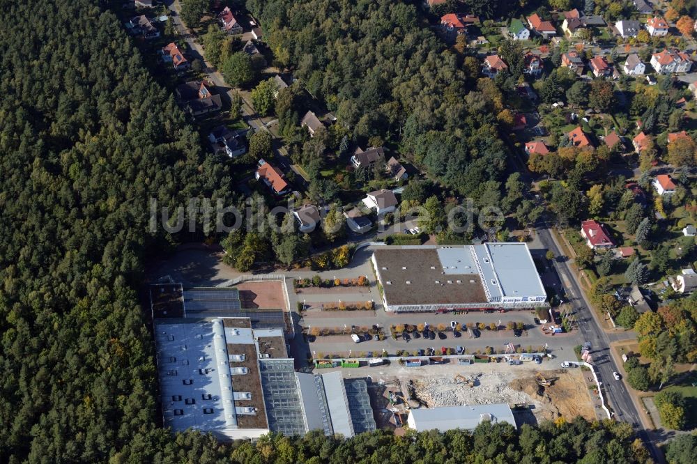 Luftbild Hohen Neuendorf - Abriß- Arbeiten am Gelände des Einkaufszentrum am ehemaligen OBI - Baumarkt an der Schönfließer Straße in Hohen Neuendorf im Bundesland Brandenburg