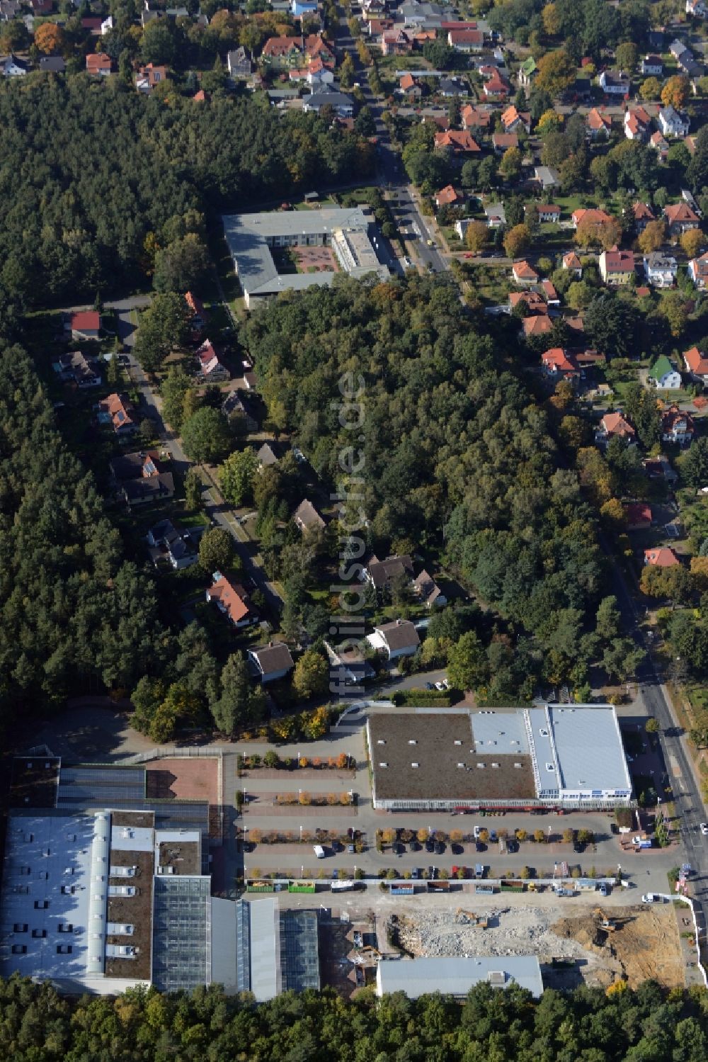 Luftaufnahme Hohen Neuendorf - Abriß- Arbeiten am Gelände des Einkaufszentrum am ehemaligen OBI - Baumarkt an der Schönfließer Straße in Hohen Neuendorf im Bundesland Brandenburg