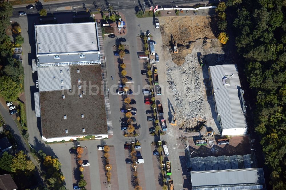 Hohen Neuendorf von oben - Abriß- Arbeiten am Gelände des Einkaufszentrum am ehemaligen OBI - Baumarkt an der Schönfließer Straße in Hohen Neuendorf im Bundesland Brandenburg