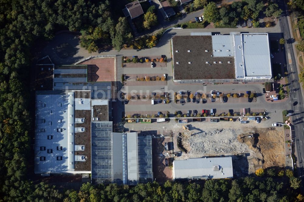 Luftbild Hohen Neuendorf - Abriß- Arbeiten am Gelände des Einkaufszentrum am ehemaligen OBI - Baumarkt an der Schönfließer Straße in Hohen Neuendorf im Bundesland Brandenburg