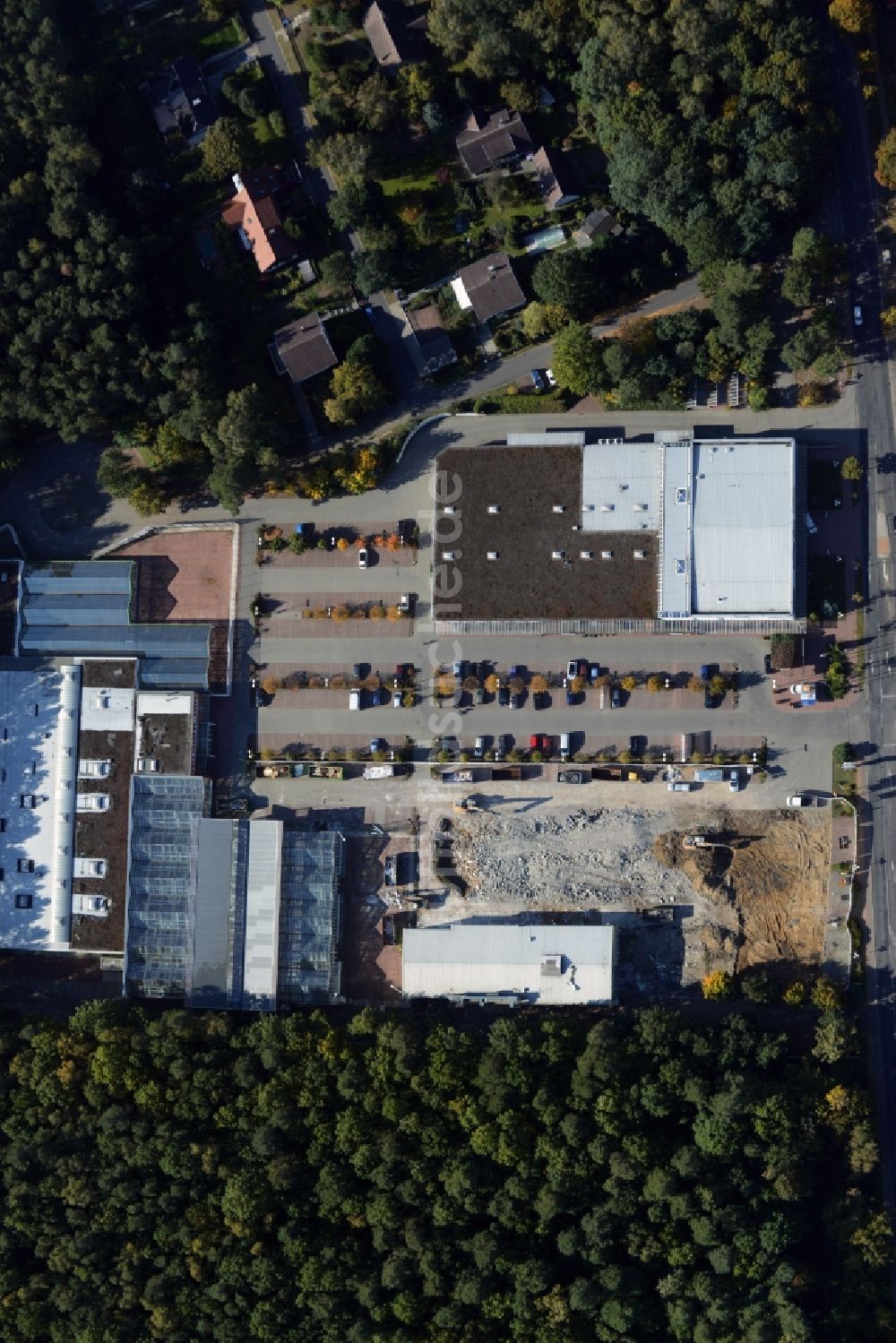 Luftbild Hohen Neuendorf - Abriß- Arbeiten am Gelände des Einkaufszentrum am ehemaligen OBI - Baumarkt an der Schönfließer Straße in Hohen Neuendorf im Bundesland Brandenburg