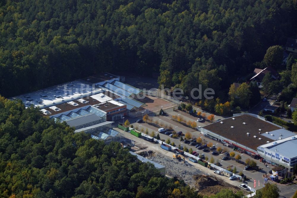 Luftaufnahme Hohen Neuendorf - Abriß- Arbeiten am Gelände des Einkaufszentrum am ehemaligen OBI - Baumarkt an der Schönfließer Straße in Hohen Neuendorf im Bundesland Brandenburg