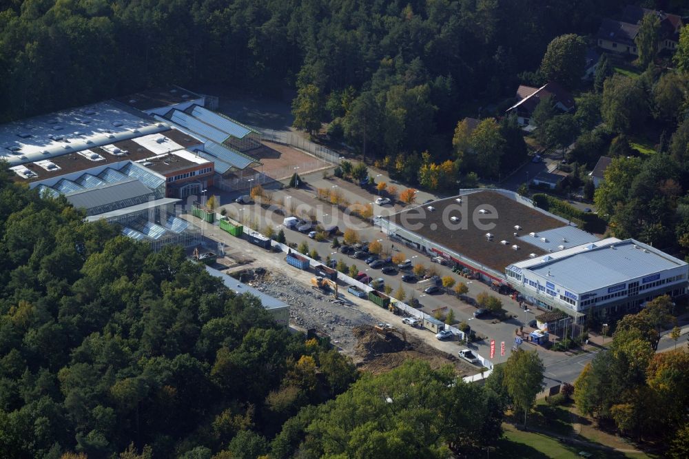 Hohen Neuendorf von oben - Abriß- Arbeiten am Gelände des Einkaufszentrum am ehemaligen OBI - Baumarkt an der Schönfließer Straße in Hohen Neuendorf im Bundesland Brandenburg