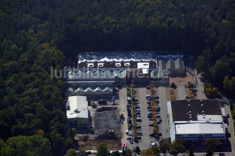 Luftaufnahme Hohen Neuendorf - Abriß- Arbeiten am Gelände des Einkaufszentrum am ehemaligen OBI - Baumarkt an der Schönfließer Straße in Hohen Neuendorf im Bundesland Brandenburg