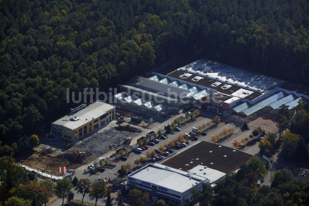 Hohen Neuendorf aus der Vogelperspektive: Abriß- Arbeiten am Gelände des Einkaufszentrum am ehemaligen OBI - Baumarkt an der Schönfließer Straße in Hohen Neuendorf im Bundesland Brandenburg