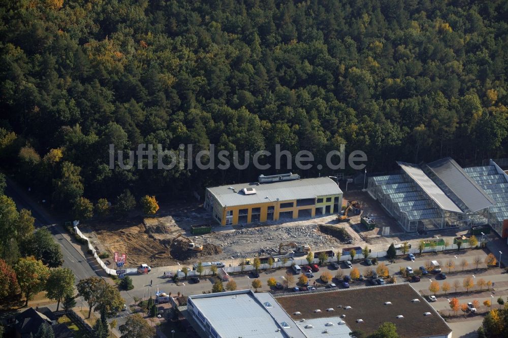 Luftaufnahme Hohen Neuendorf - Abriß- Arbeiten am Gelände des Einkaufszentrum am ehemaligen OBI - Baumarkt an der Schönfließer Straße in Hohen Neuendorf im Bundesland Brandenburg