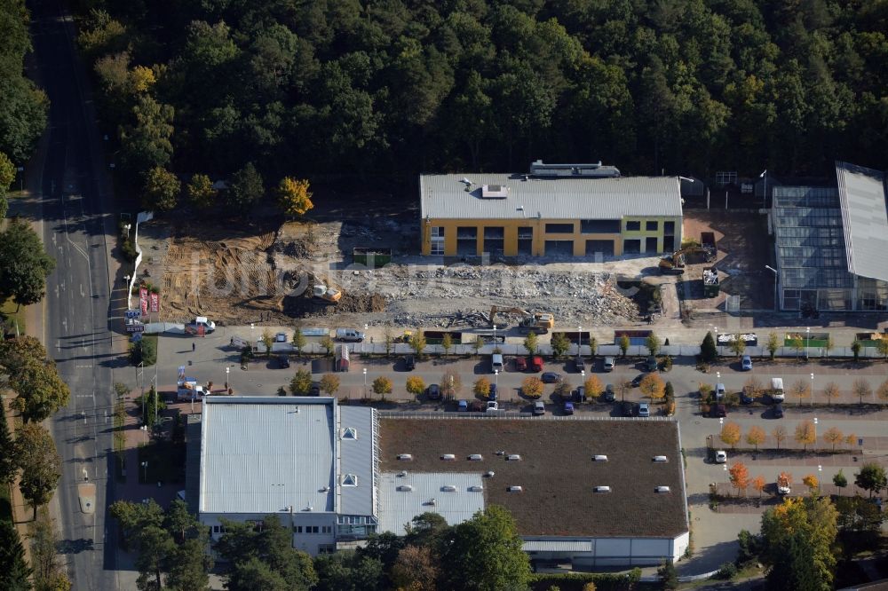 Hohen Neuendorf aus der Vogelperspektive: Abriß- Arbeiten am Gelände des Einkaufszentrum am ehemaligen OBI - Baumarkt an der Schönfließer Straße in Hohen Neuendorf im Bundesland Brandenburg