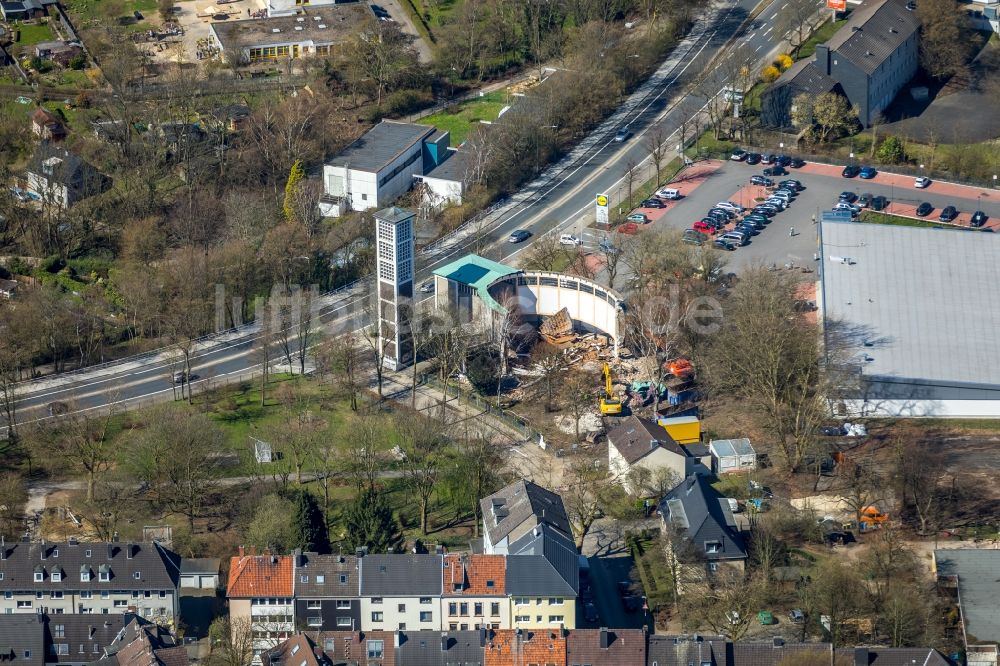 Essen von oben - Abriß- Arbeiten an der Ruine des Kirchengebäude der Katholischen St-Stephanus-Kirche in Essen im Bundesland Nordrhein-Westfalen, Deutschland