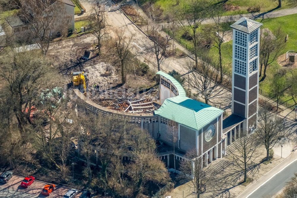 Luftbild Essen - Abriß- Arbeiten an der Ruine des Kirchengebäude der Katholischen St-Stephanus-Kirche in Essen im Bundesland Nordrhein-Westfalen, Deutschland