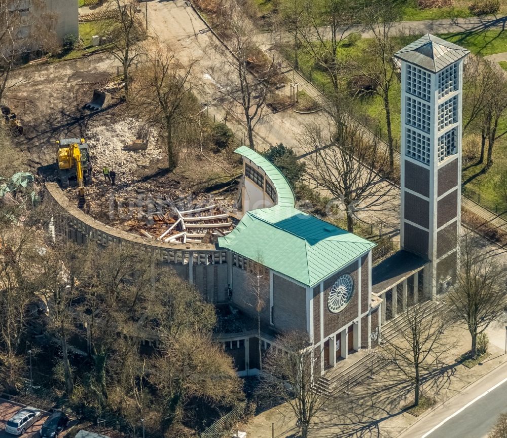 Luftaufnahme Essen - Abriß- Arbeiten an der Ruine des Kirchengebäude der Katholischen St-Stephanus-Kirche in Essen im Bundesland Nordrhein-Westfalen, Deutschland