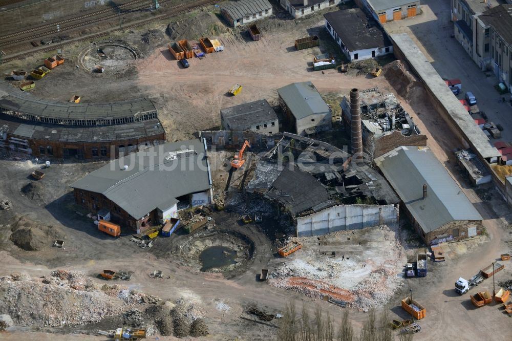 Magdeburg von oben - Abriß- Arbeiten an den Ruinen der alten Lokschuppen an der Freie Strasse in Magdeburg in Sachsen-Anhalt