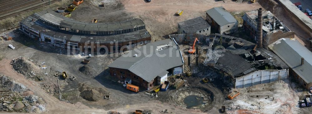 Magdeburg aus der Vogelperspektive: Abriß- Arbeiten an den Ruinen der alten Lokschuppen an der Freie Strasse in Magdeburg in Sachsen-Anhalt