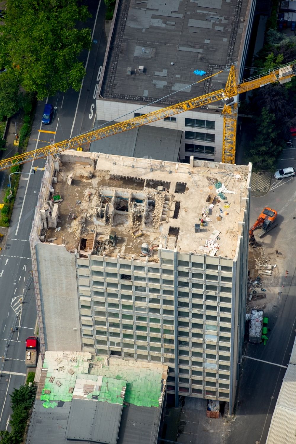 Oberhausen aus der Vogelperspektive: Abriß- Baustelle zum Rückbau des Hochhaus- Gebäude der BABCOCK Fertigungszentrum GmbH in Oberhausen im Bundesland Nordrhein-Westfalen